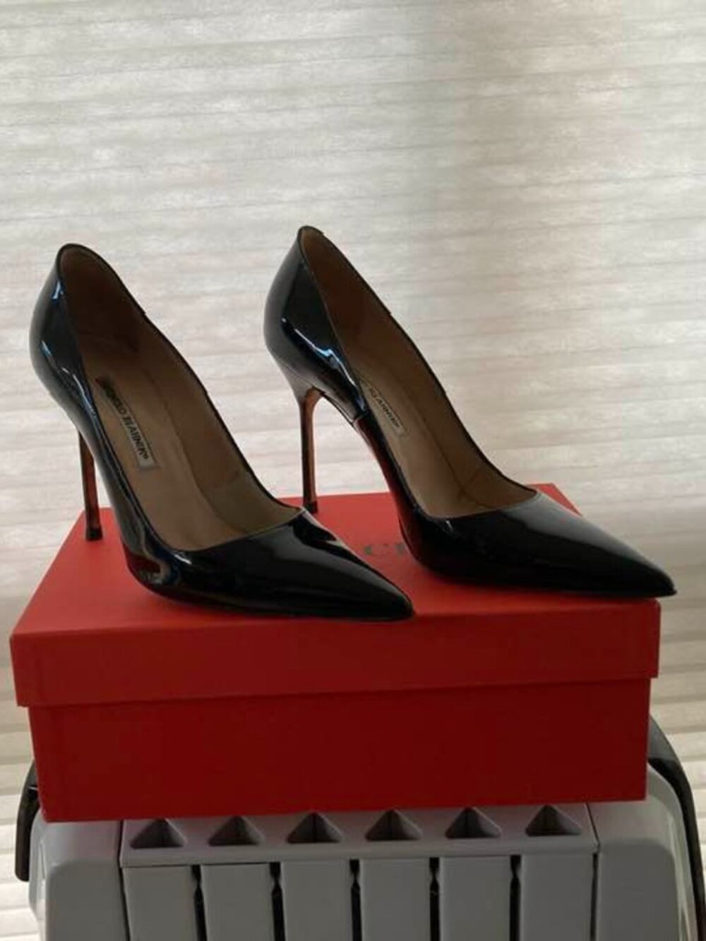 Manolo Blahnik 37.5 Black patent leather pumps